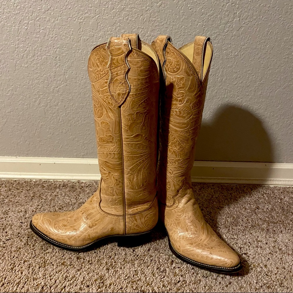 Justin 7.5B Tooled Tan Round Toe high-calf Boots